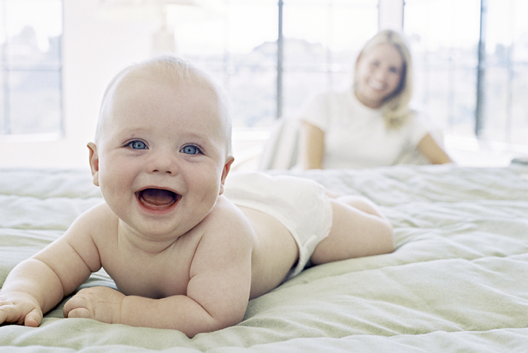Улыбка и смех младенца: от рефлекса к общению