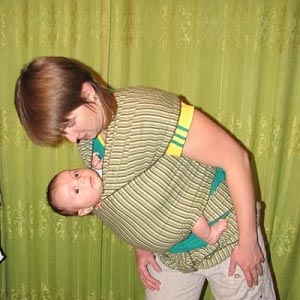 Ребенок в слинге-шарфе