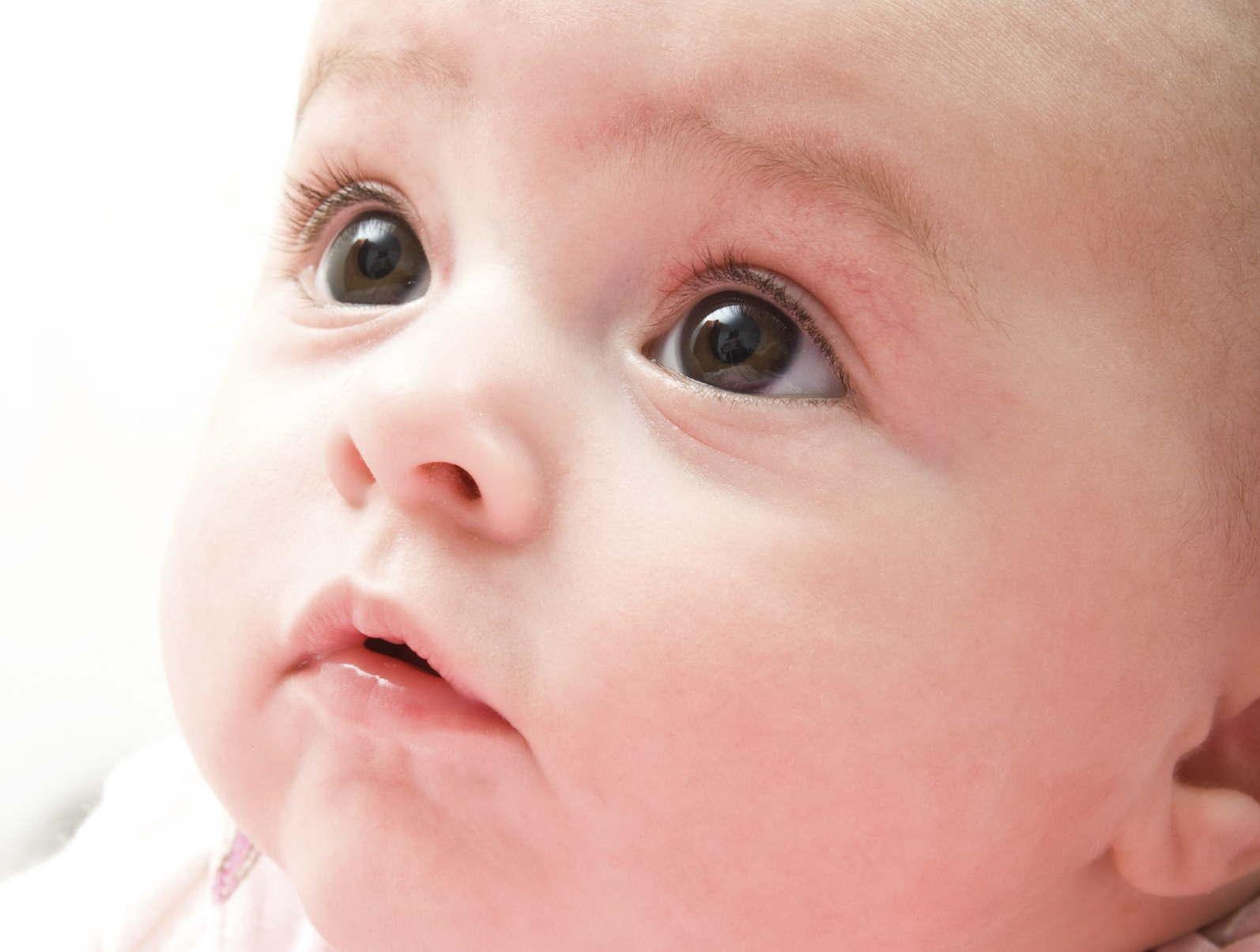 Новорожденный ребенок глазки. Глаза новорожденного. Взгляд младенца. Глаза у новорожденных детей. Карие глаза у новорожденного.