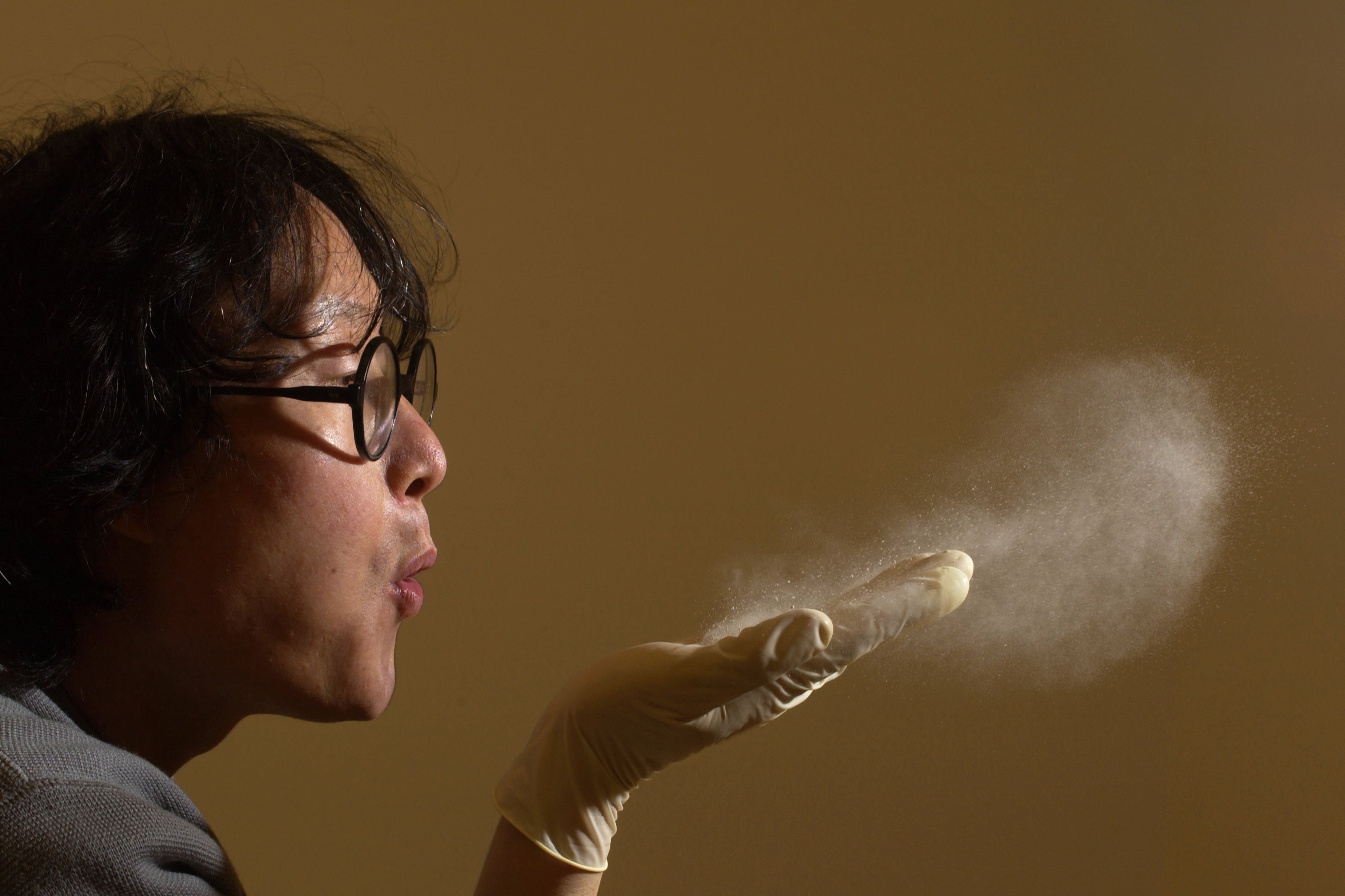 Пыль - частая причина появления аллергического кашля