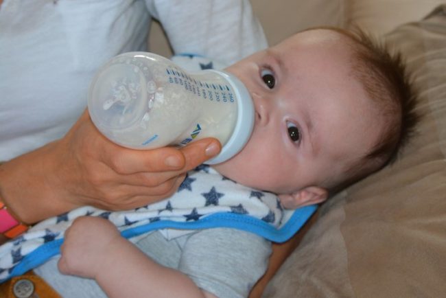 Кормление из бутылочки новорождённого