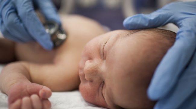 Новорождённый у педиатра на обследовании