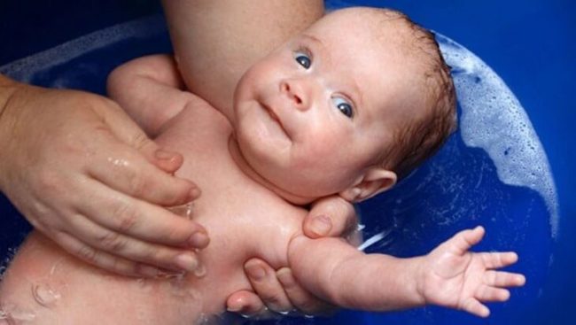 Купание новорождённого в воде