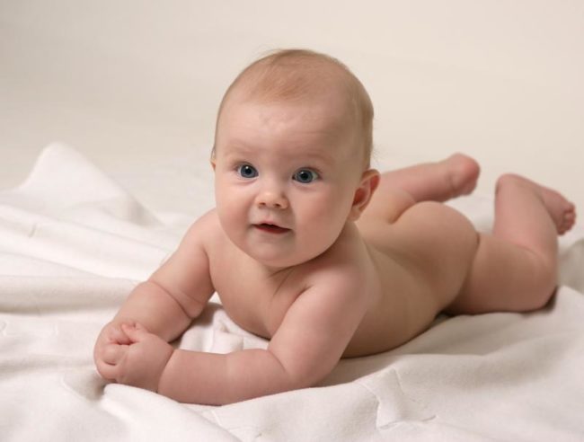 Новорождённый принимающий воздушные ванны