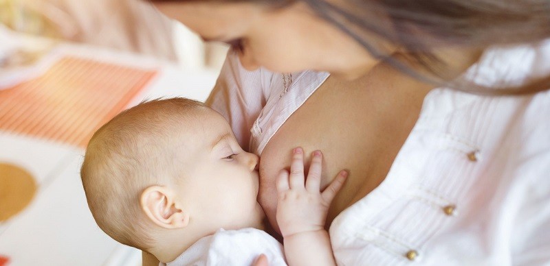 Как правильно кормить ребенка грудью?