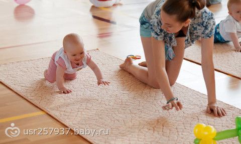 Во сколько дети начинают ползать