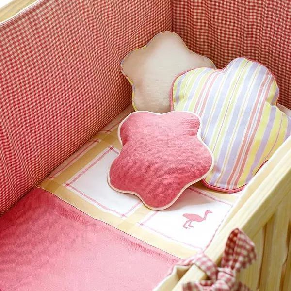 Декоративные подушки для создания уюта в детской комнате: идеи для творческих мам, фото № 11