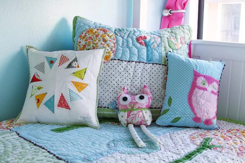Декоративные подушки для создания уюта в детской комнате: идеи для творческих мам, фото № 21