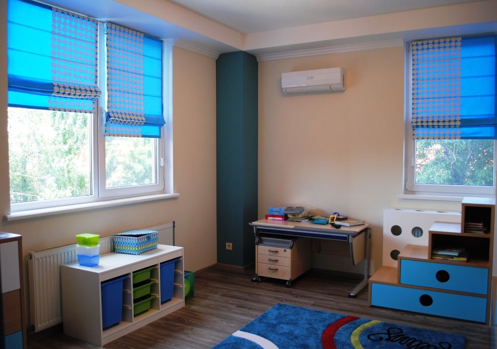 Синие римские шторы в комнате мальчика