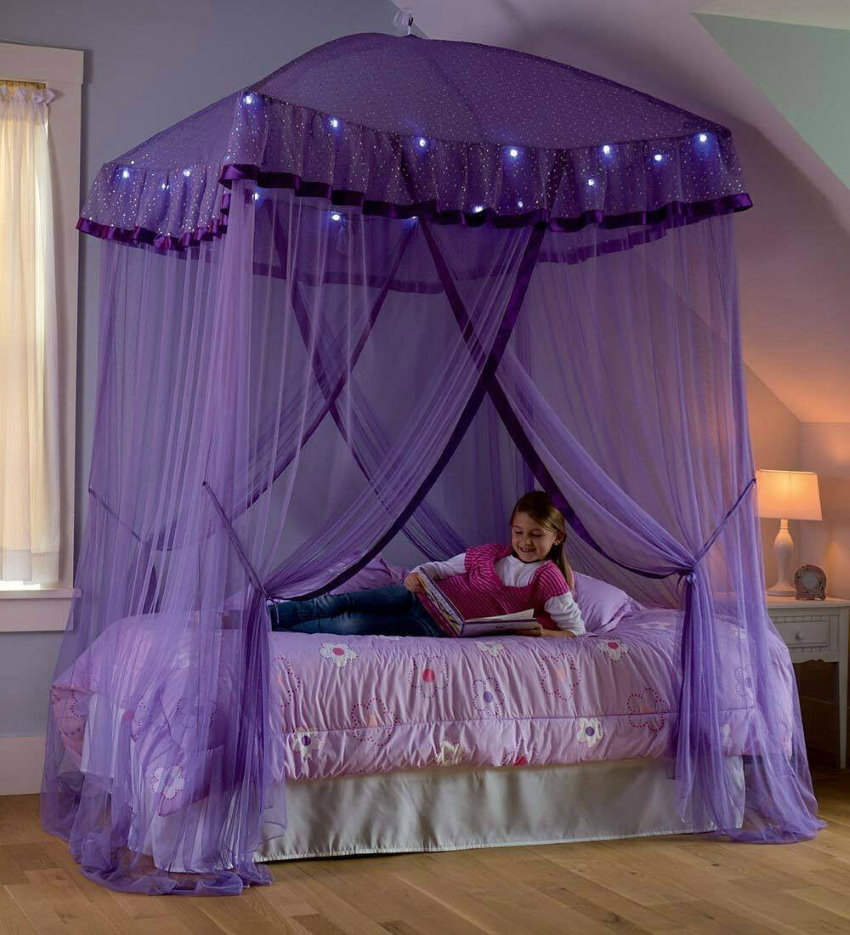 Сиреневый балдахин над кроватью девочки-подростка