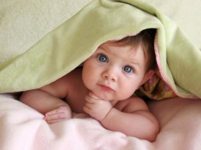 Ребенок под одеялом
