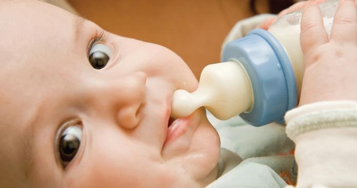 младенец с молоком