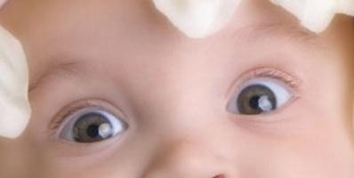 Когда меняется цвет глаз у детей?