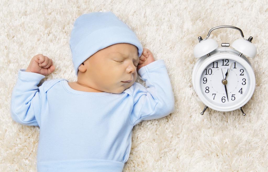 сколько по времени ест новорожденный