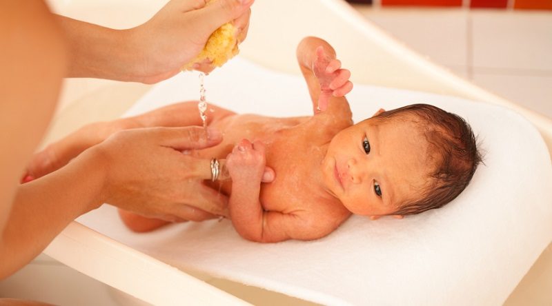 Как правильно держать новорожденного при подмывании