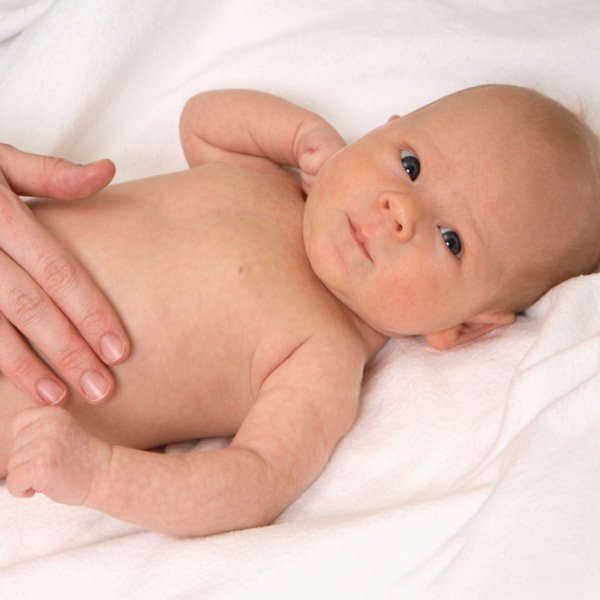 Как правильно держать новорожденного при подмывании девочку