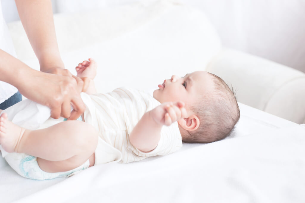 Как держать новорожденного при подмывании фото