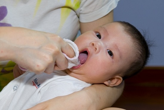 Чем лечить молочницу у новорожденного на языке