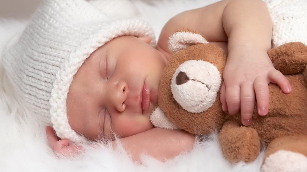 сколько должны спать новорожденные