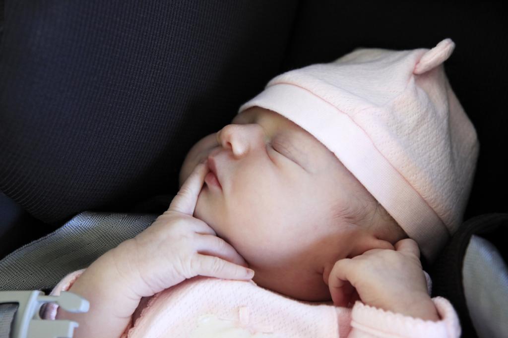 сколько новорожденный должен спать в сутки