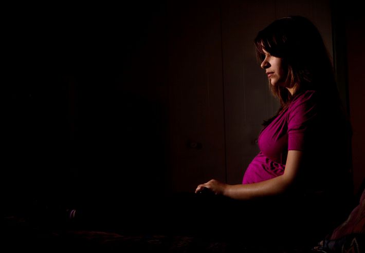Беременная женщина в темноте