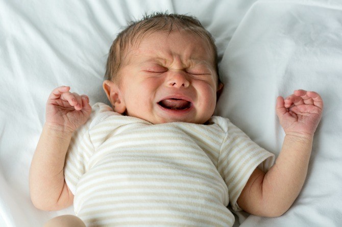 малыш плачет после сна