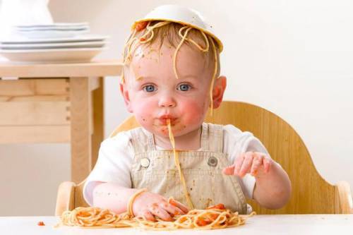 Малыш кушает макароны