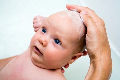 Младенцу моют голову
