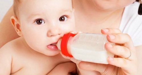 Младенец ест из бутылочки