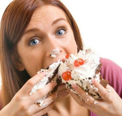 Женщина ест торт