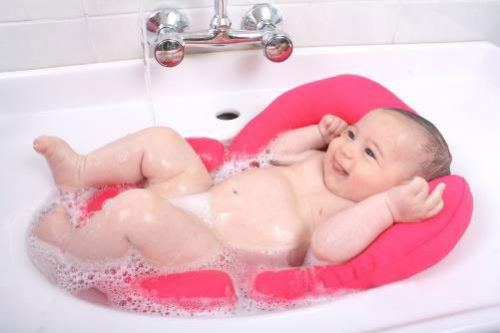 Младенец в ванночке