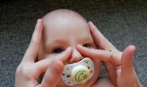 На видео показано, как делать массаж слезного канала у новорожденного.