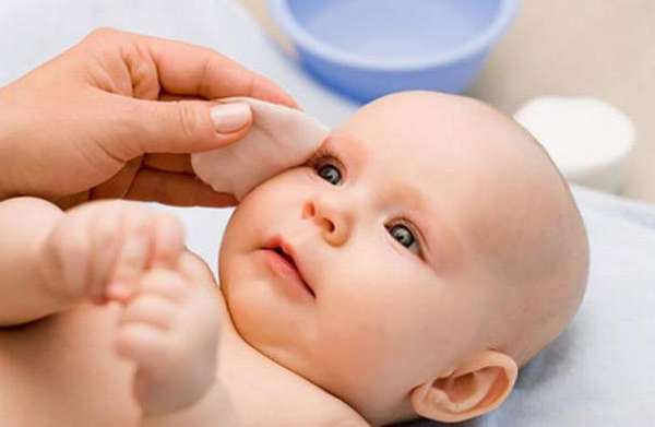 После процедуры глазки малышу промывают раствором ромашки или фурацилина.