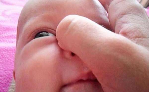 Посмотрите, как делать массаж глаз новорожденному.