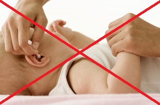 Как не нужно извлекать воду из уха младенца
