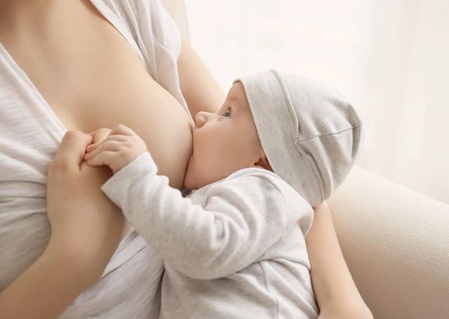 Кормление новорожденных грудным молоком в первые дни