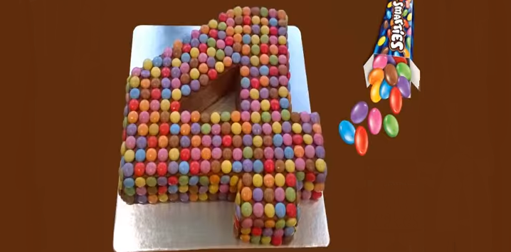 Торт 4 с цветными конфетами