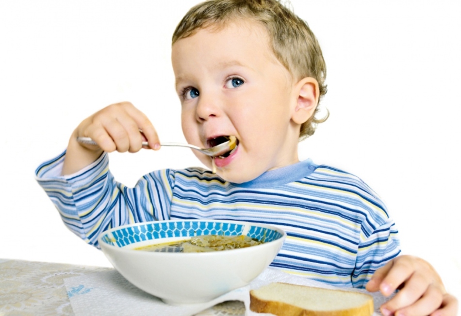 Ребенок принимает пищу