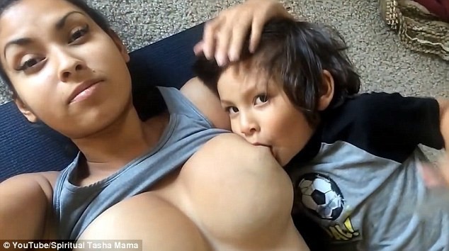 Видео, где мать кормит грудью сыновей-дошкольников, взорвало интернет!