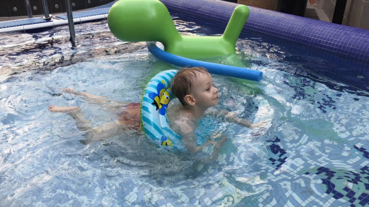 Сколько можно купаться в бассейне. Дети в аквапарке. Аквапарк для маленьких детей. Маленький аквапарк. Дети в бассейне.