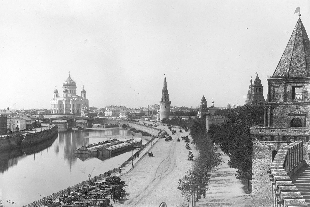 Кремлевская набережная Москва-реки