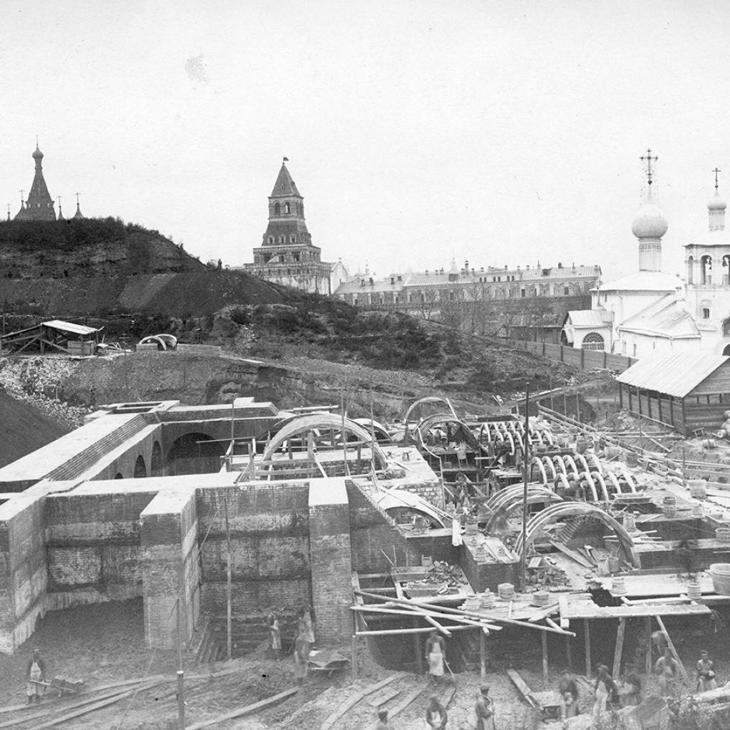 Кремль. Работы на строительстве памятника императору Александру II