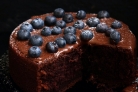 Шоколадный торт с голубикой