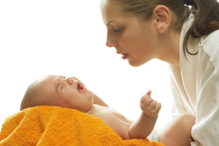 Колики у младенца: как помочь