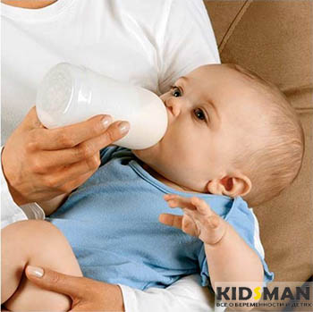 ребенка кормят из бутылочки