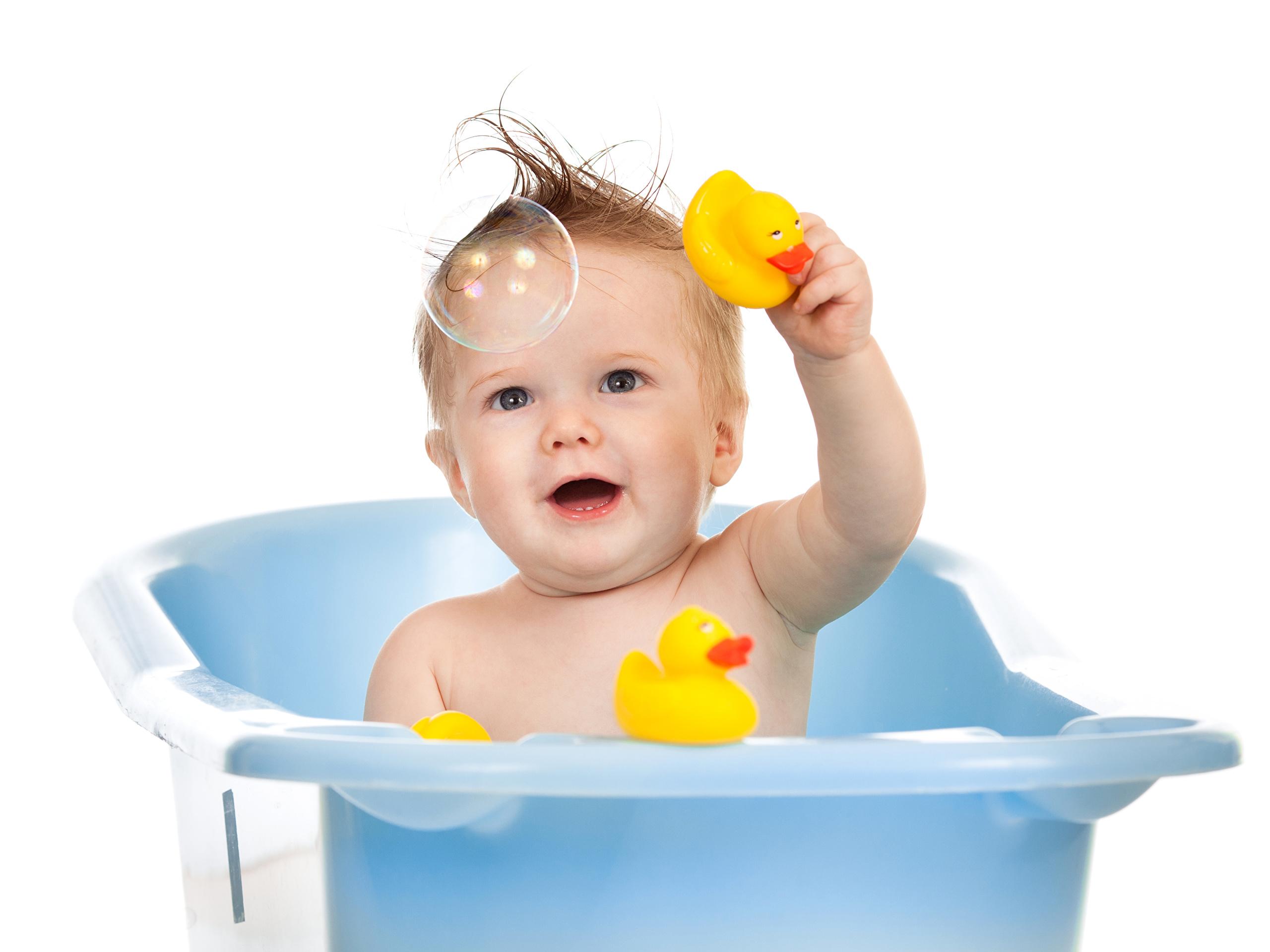 Дети очень любят принимать ванну