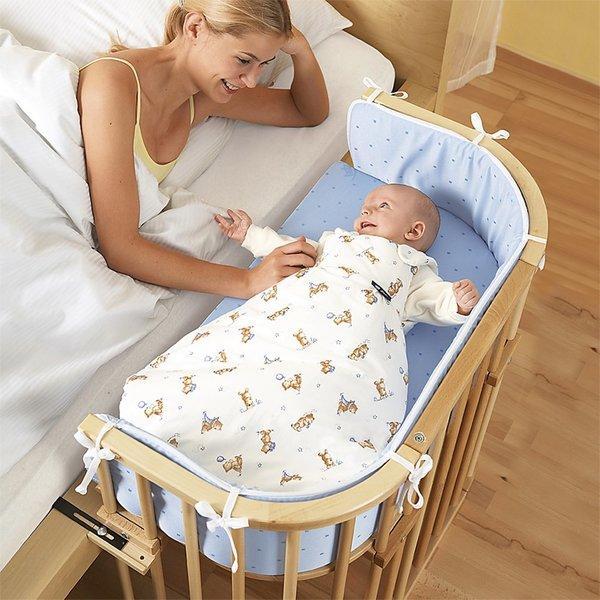 Кроватка малыша рядом с родительской постелью