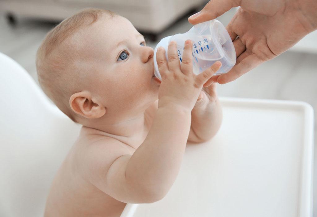 Ребенок пьёт воду