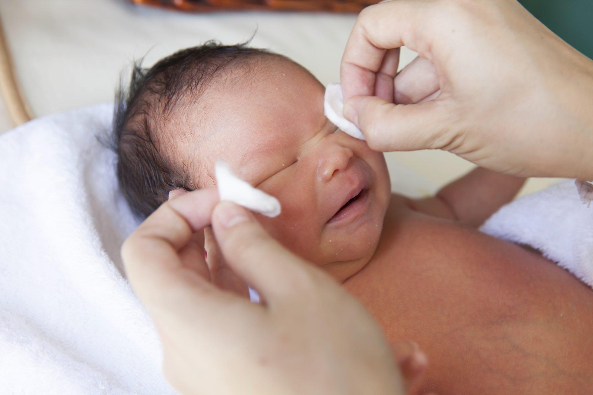 Обработка глаз у новорожденного