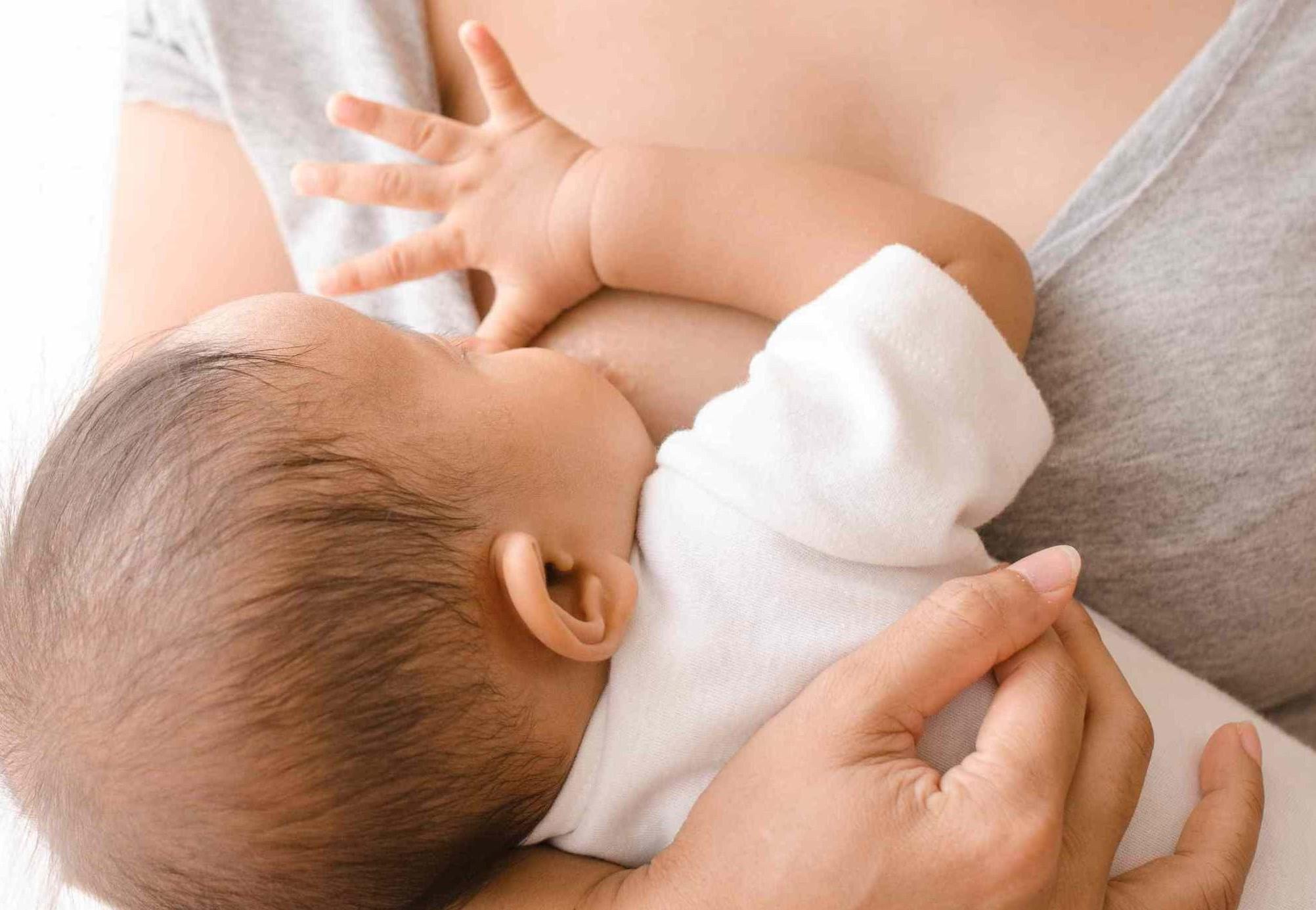 При грудном кормлении ребенок может кряхтеть от напряжения